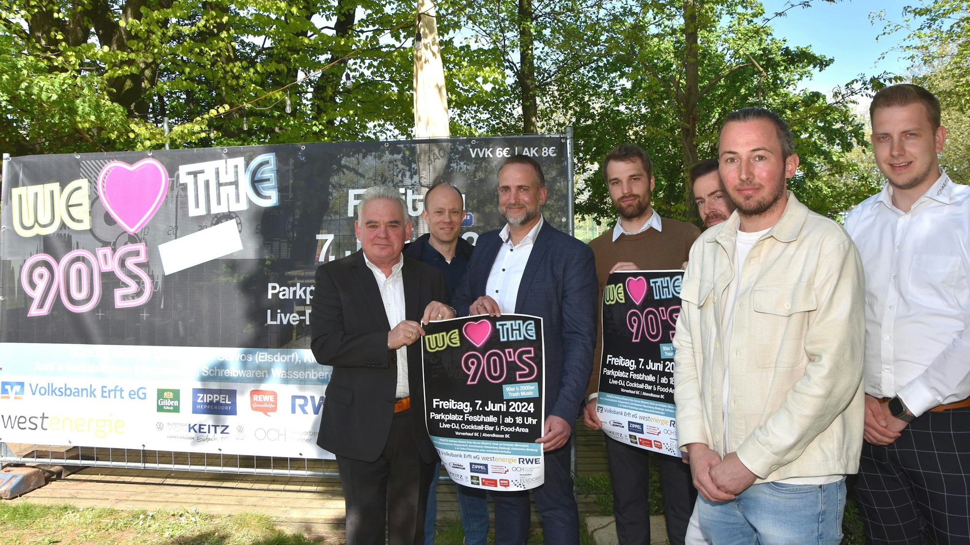 Auf die Freiluft-Party „We love the 90's“ freuen sich mit den Sposoren-Vertretern der stellvertretende Bürgermeister Harald Könen (l.) und Robert Wassenberg von der städtischen Kulturabteilung (2.v. r.).