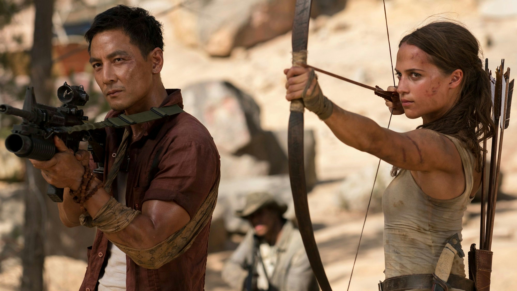 Die Schauspieler Daniel Wu und Alicia Vikander sind in einer Szene aus „Tomb Raider“ zu sehen.
