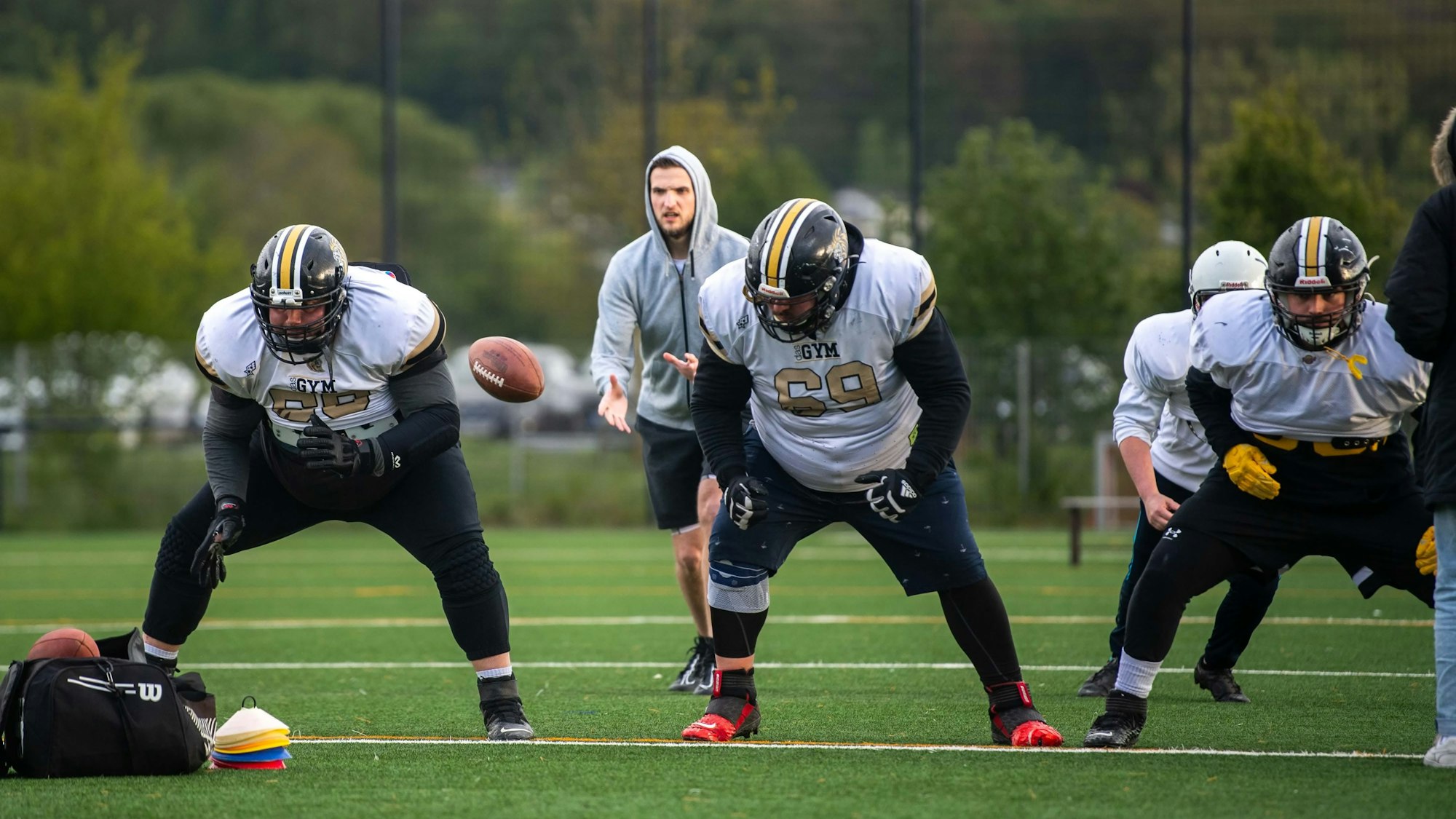 Die Euskirchen Lions beim Training. Es fliegen die Eier.