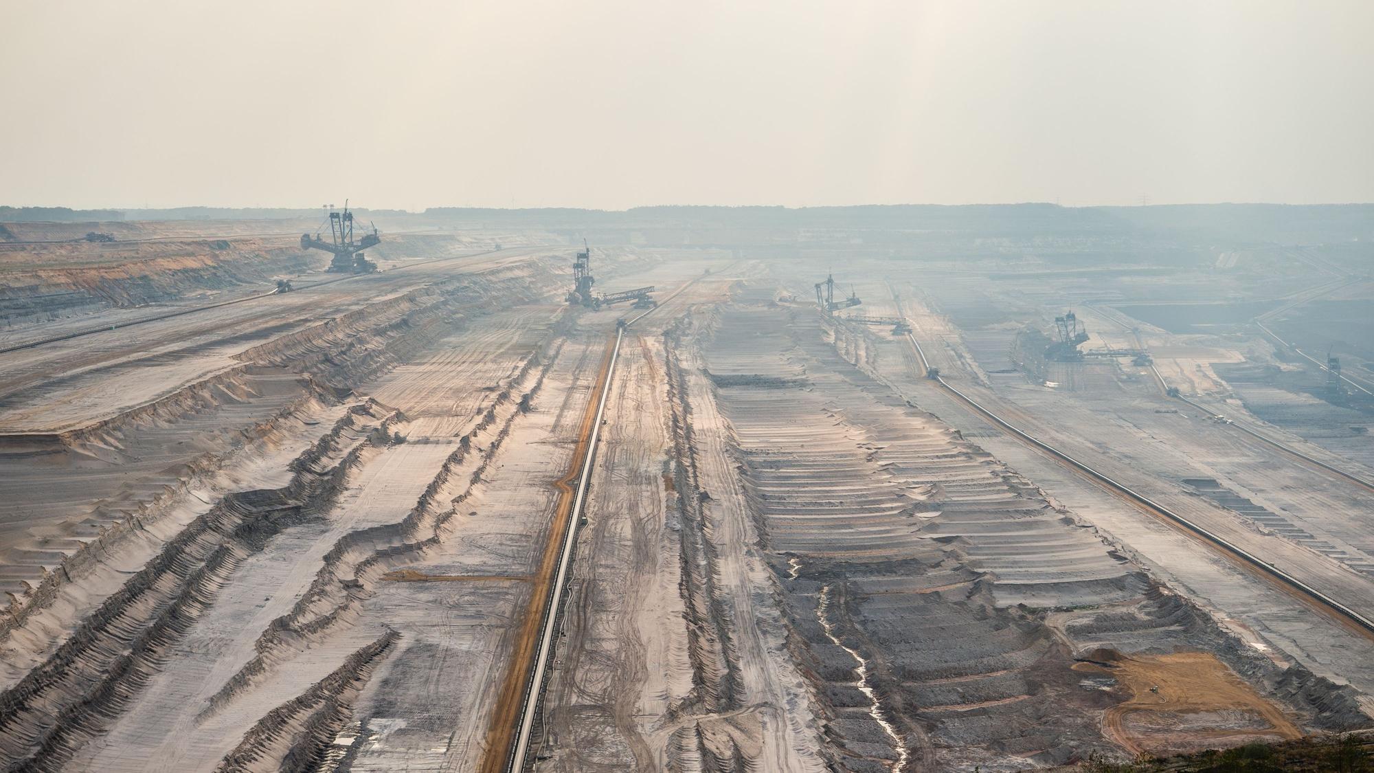 Im Braunkohletagebau Hambach stehen große Bagger.