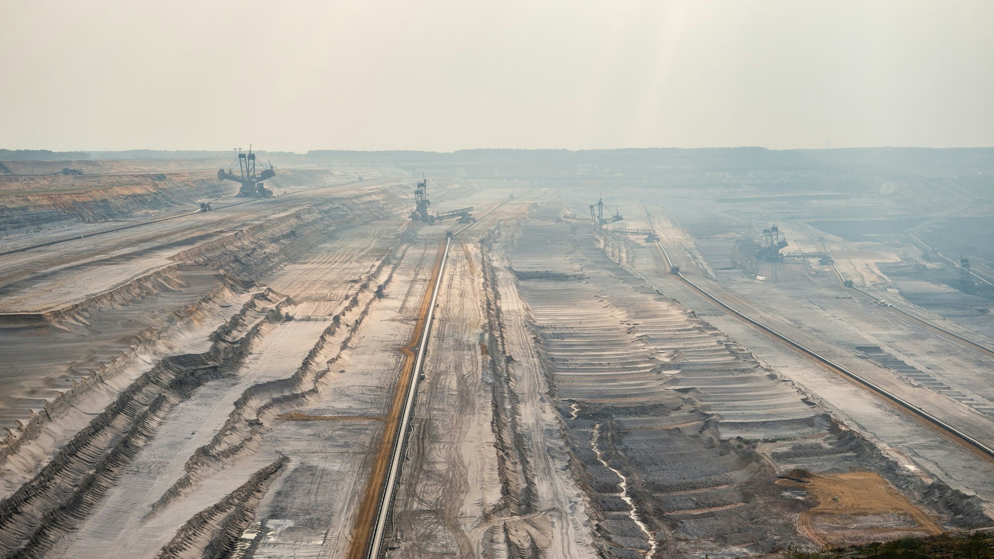 Im Braunkohletagebau Hambach stehen große Bagger.