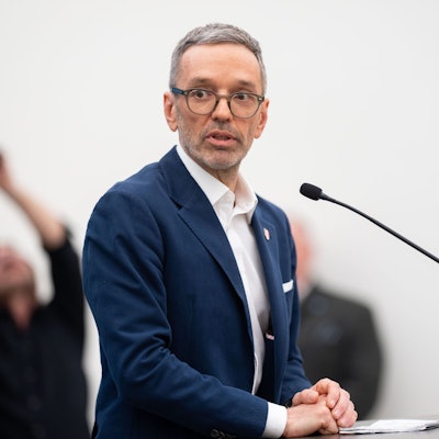 FPÖ-Bundesparteichef Herbert Kickl gibt im österreichischen Parlament ein Statement an einem Rednerpult ab. Der ehemalige Innenminister steht wegen des Verdachts der Untreue unter Druck.