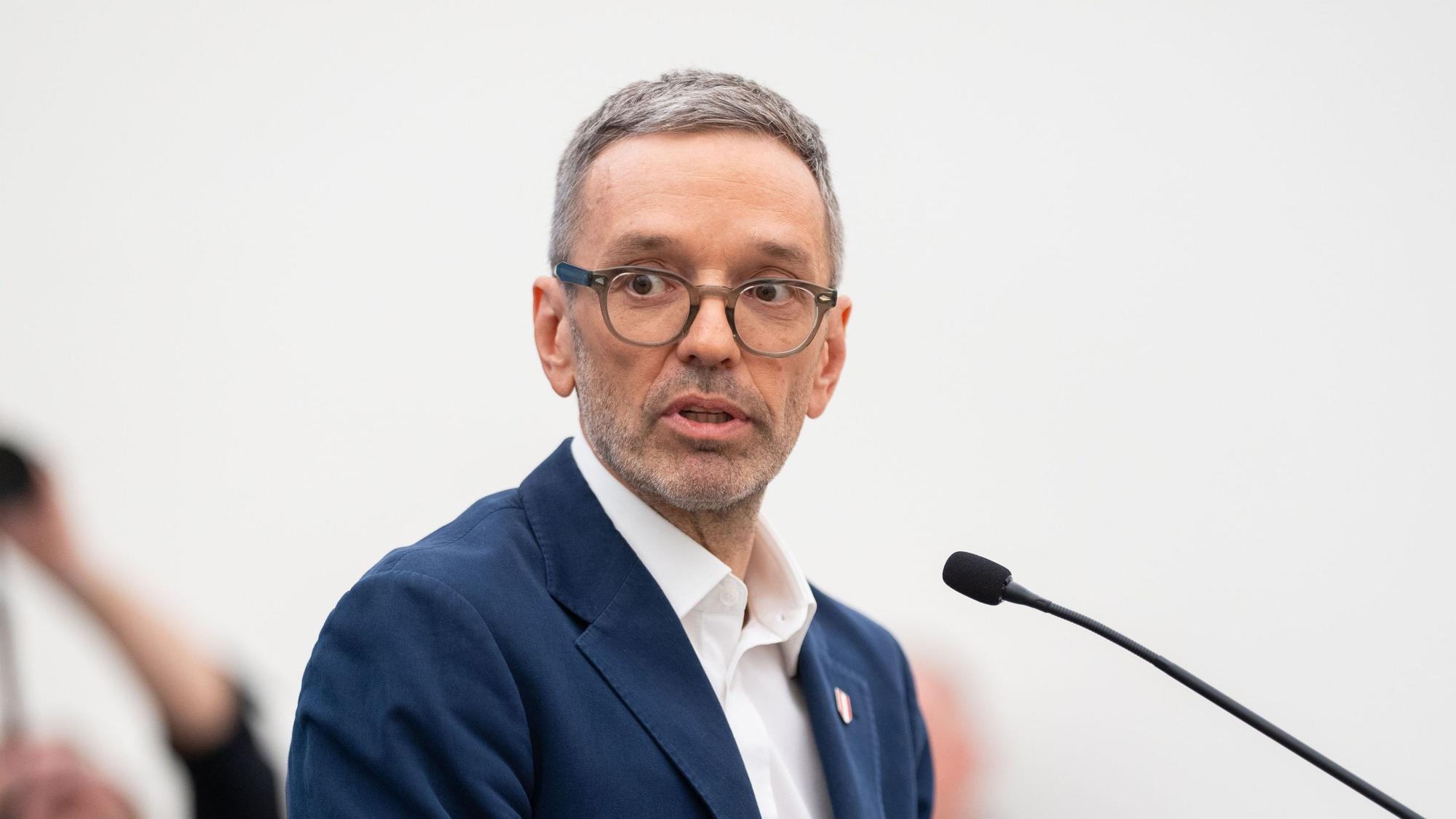 FPÖ-Bundesparteichef Herbert Kickl gibt im österreichischen Parlament ein Statement an einem Rednerpult ab. Der ehemalige Innenminister steht wegen des Verdachts der Untreue unter Druck.