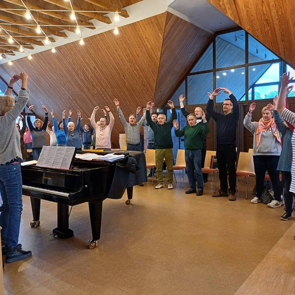Der Leichlinger Kirchenchor unter der Leitung von Pia Gensler (l.) wärmt sich auf.