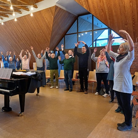 Der Leichlinger Kirchenchor unter der Leitung von Pia Gensler (l.) wärmt sich auf.