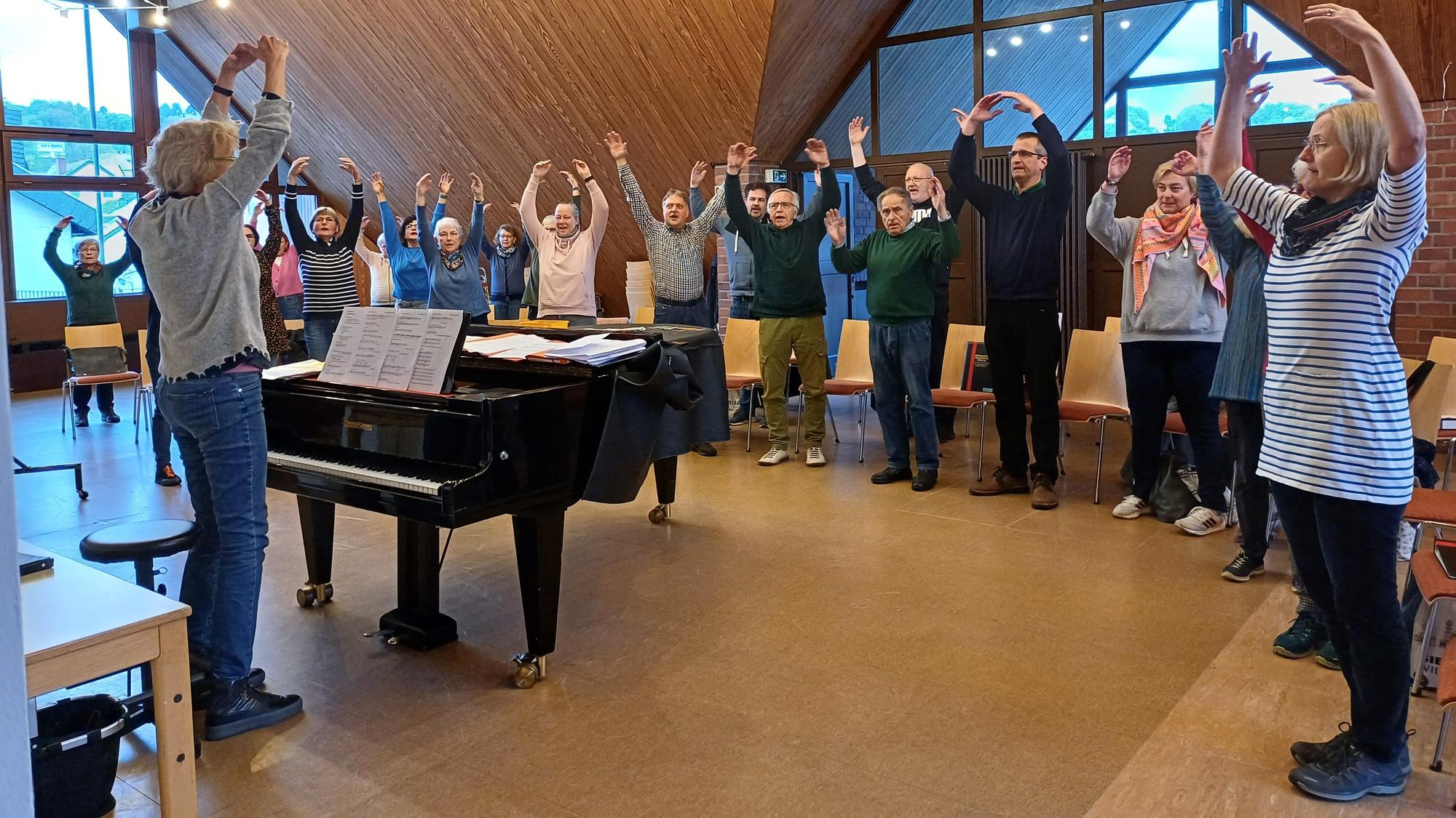 Der Leichlinger Kirchenchor unter der Leitung von Pia Gensler (l.) wärmt sich auf.