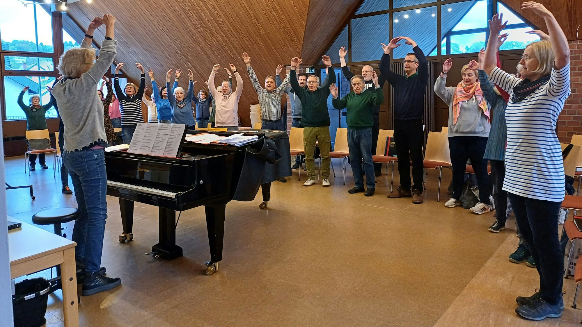 Der Leichlinger Kirchenchor unter der Leitung von Pia Gensler (l.) wärmt sich auf.