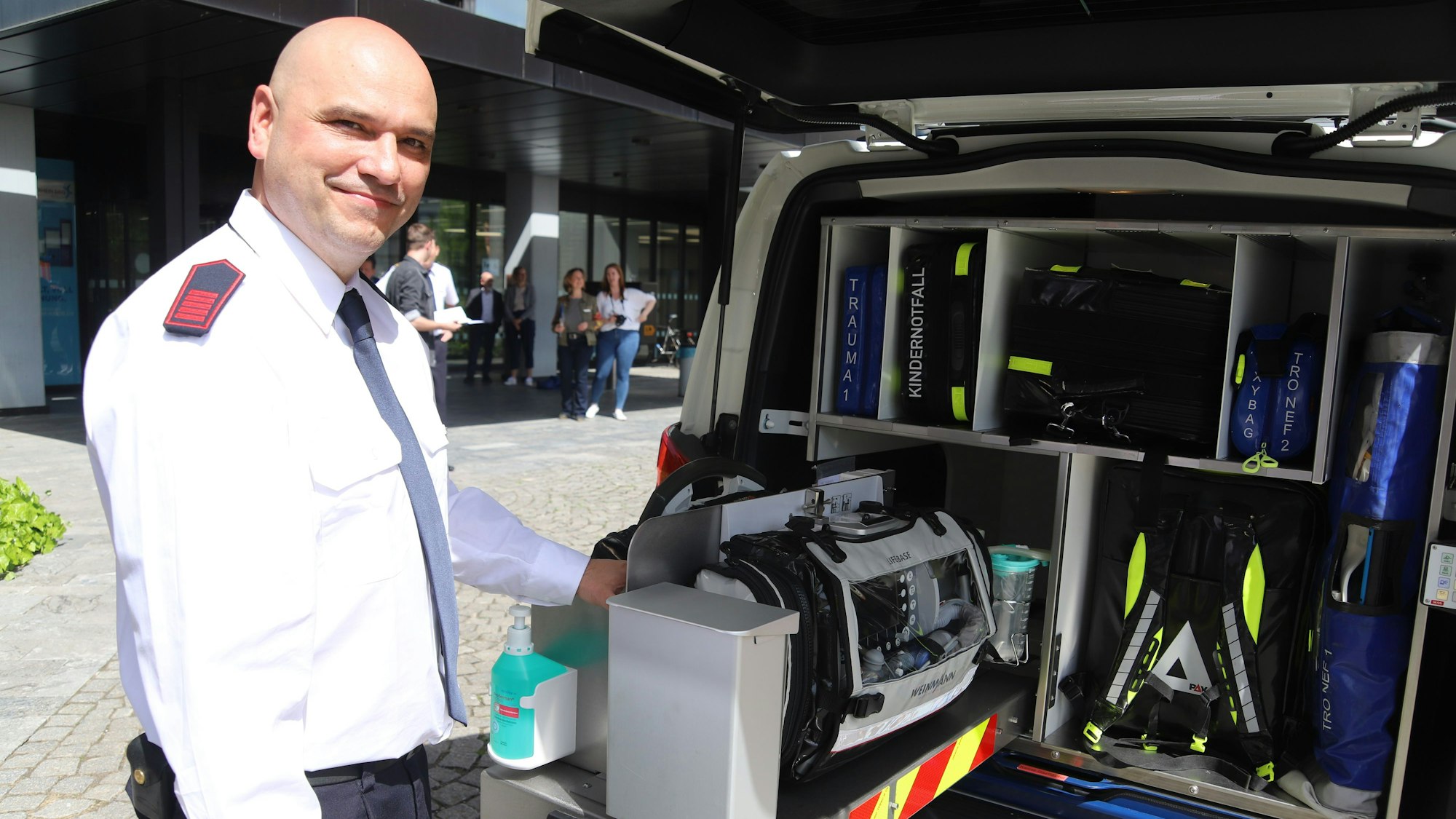 Lars Garcia aus Troisdorf zeigt die Ausstattung des Notarzt-Einsatzfahrzeugs.