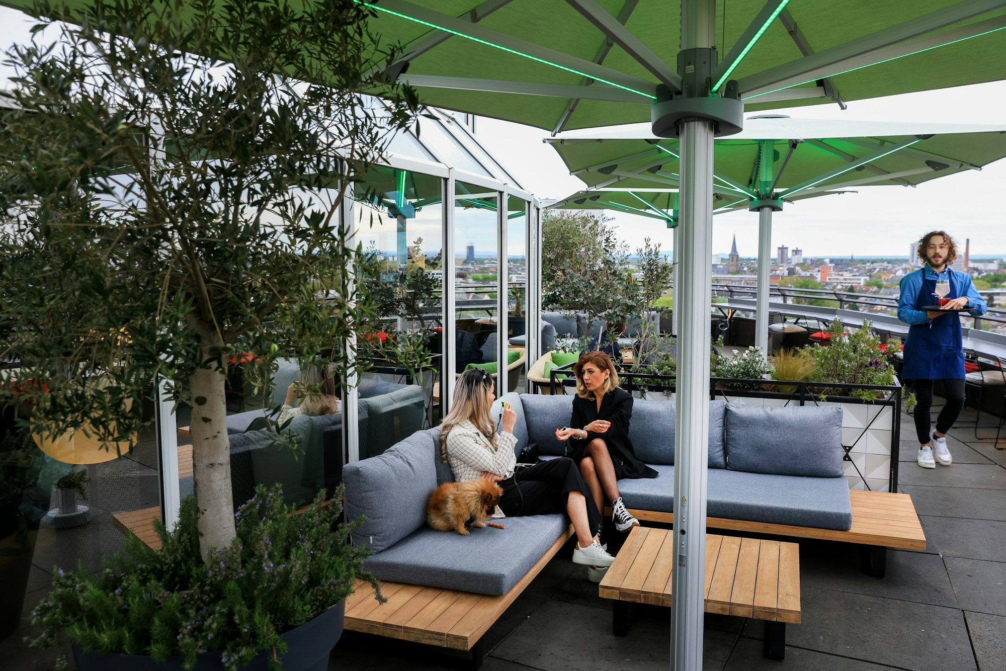 Schirme und Sitzgelegenheiten auf einer Terrasse.