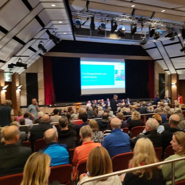 Nur wenige Plätze im Köster-Saal in Pulheim blieben bei der Bürgerversammlung frei.