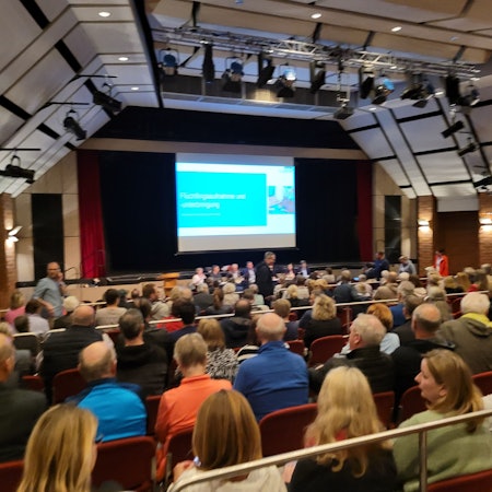 Nur wenige Plätze im Köster-Saal in Pulheim blieben bei der Bürgerversammlung frei.