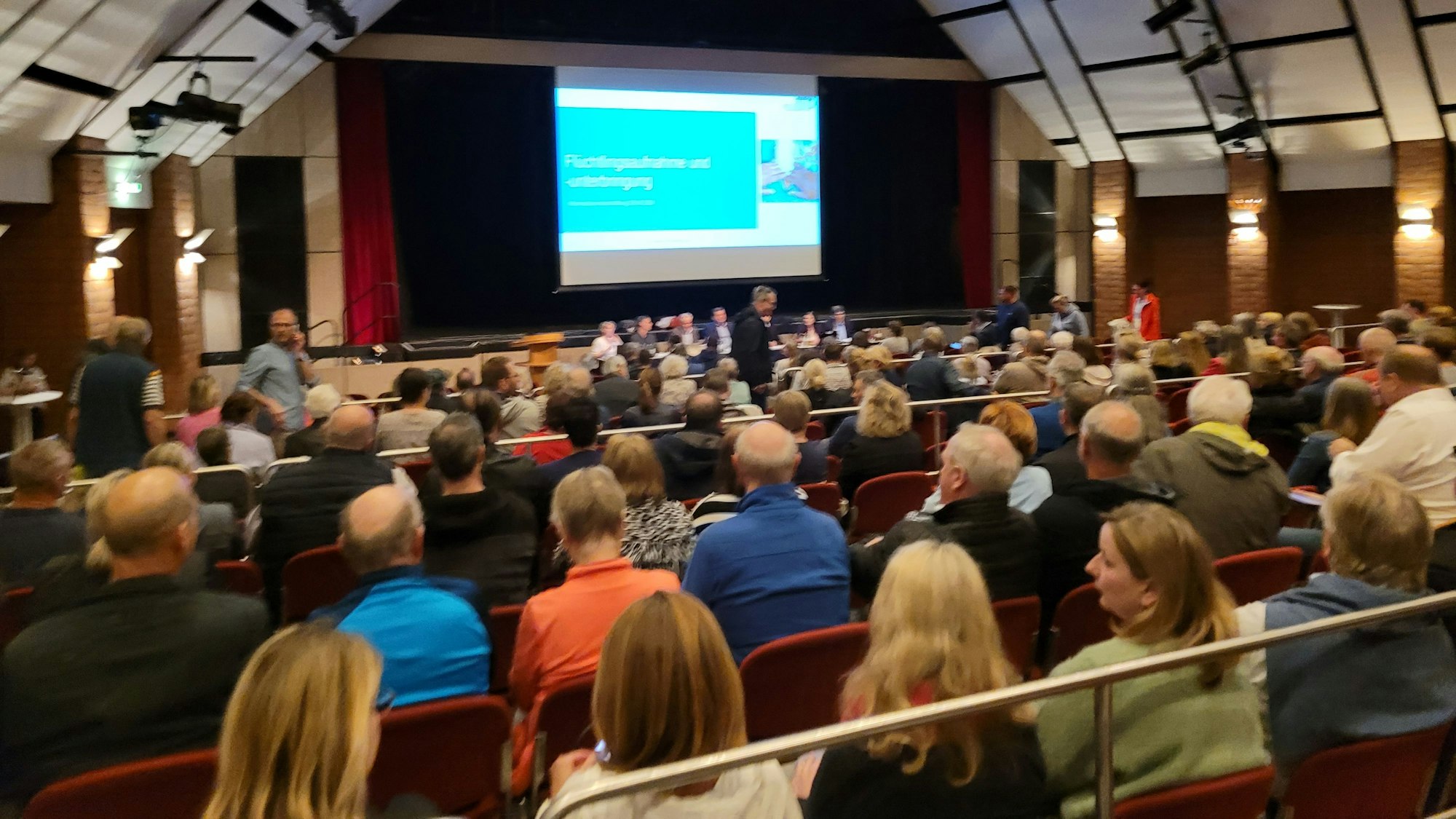 Nur wenige Plätze im Köster-Saal in Pulheim blieben bei der Bürgerversammlung frei.