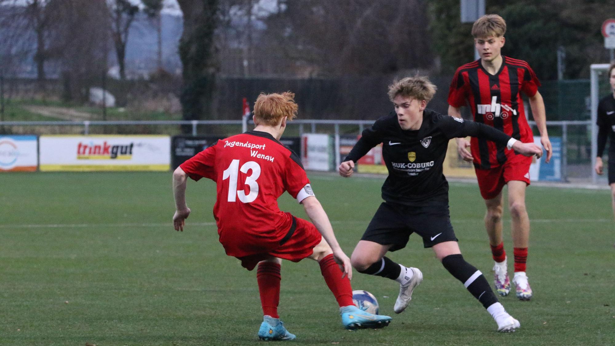 JSG-Erft-Spieler Tobias Rick dribbelt einen Gegenspieler aus.