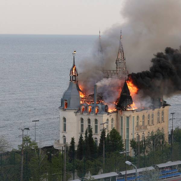 Ein als „Harry Potter Schloss“ von Odessa bekanntes Verwaltungsgebäude brennt nach einem russichen Angriff auf die ukrainische Hafenstadt.