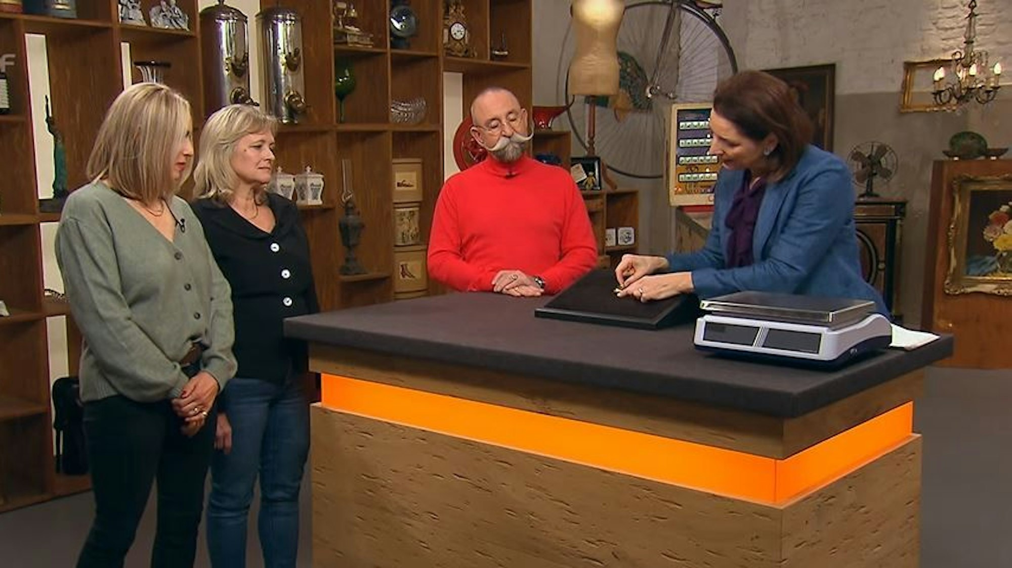 Eveline Siemers (v.l.) mit Freundin Iris Kremer und Moderator Horst Lichter bei der Expertise von Wendela Horz.