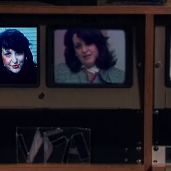 Auf mehreren Bildschirmen ist das Bild einer Frau zu sehen.