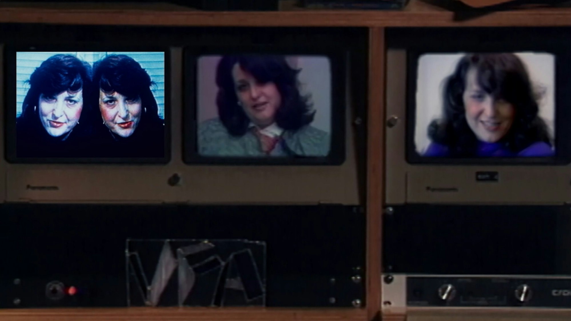 Auf mehreren Bildschirmen ist das Bild einer Frau zu sehen.