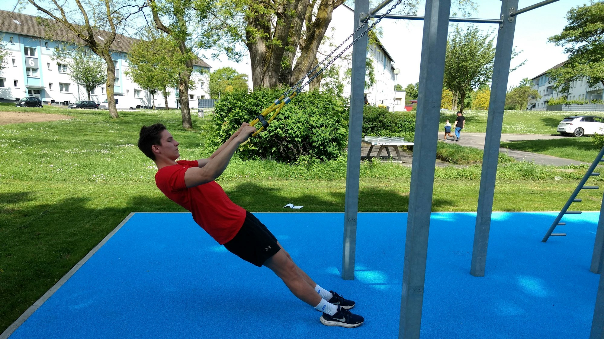 Hendrik Müller zeigt eine Übung in der Calisthenics-Anlage im Aquila-Park.