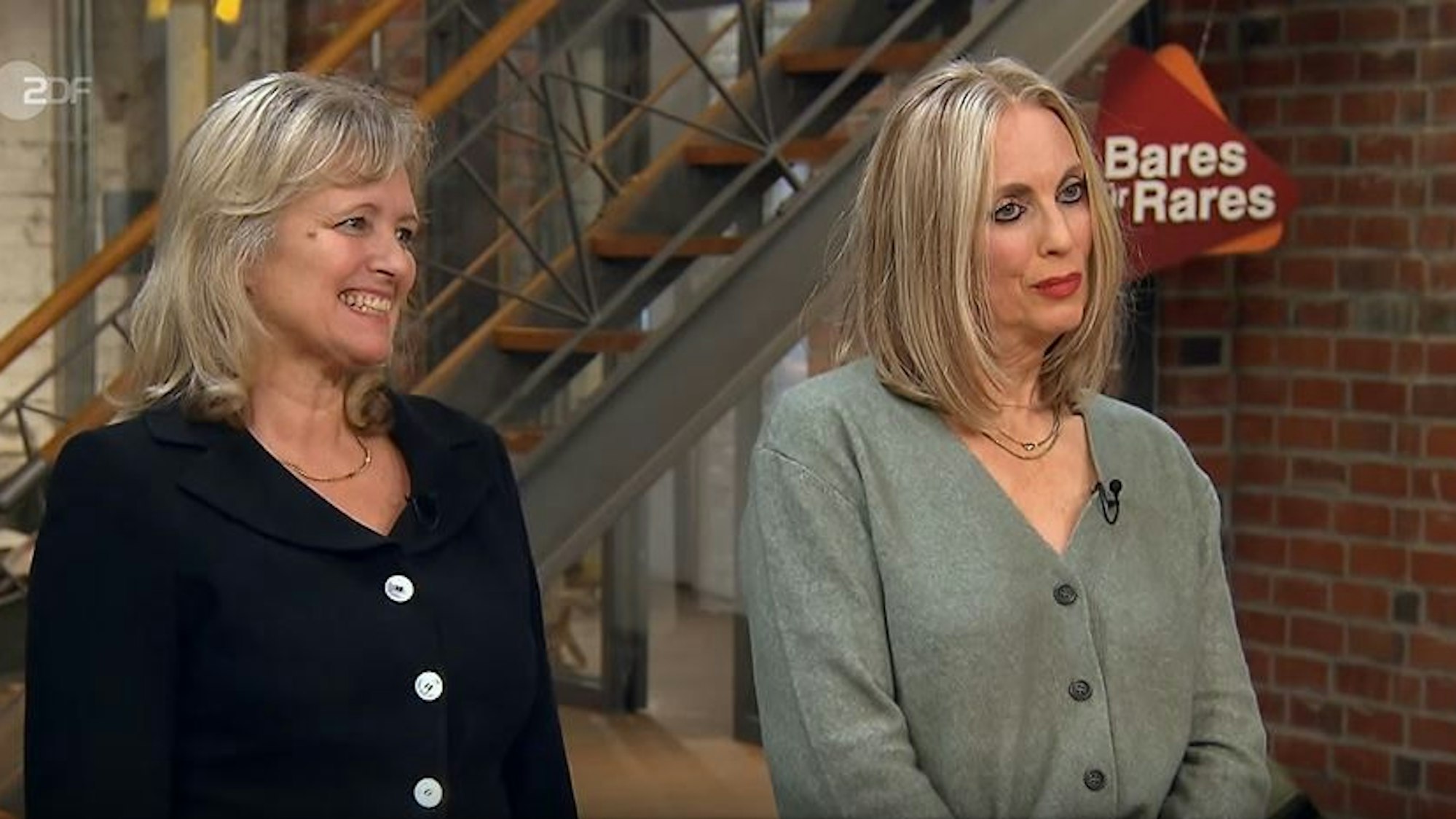 Iris Kremer (l.) und Eveline Siemers (r.) in den Verhandlungen bei Bares für Rares.