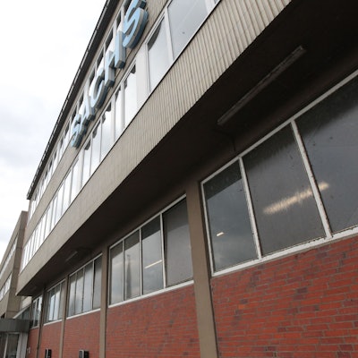 Fassade eines dreistöckigen Firmengebäudes