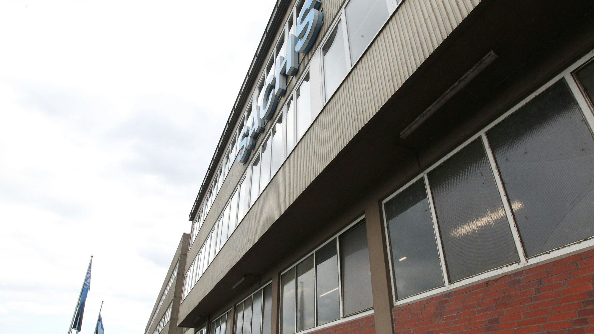 Fassade eines dreistöckigen Firmengebäudes