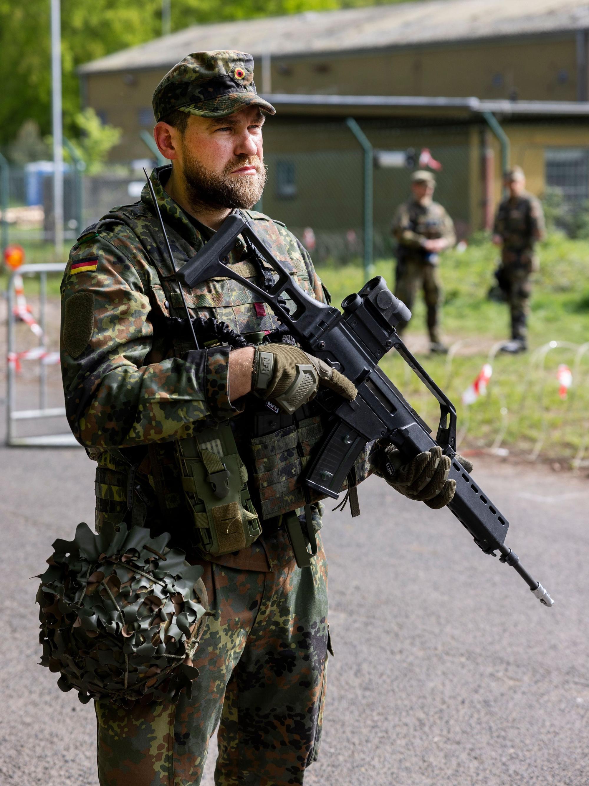 30.04.2024, Köln: Übung des Heimatschutzregimentes 2 aus Nordrhein-Westfalen in der Wahner Heide.
Im Bild Roman.
Foto: Michael Bause