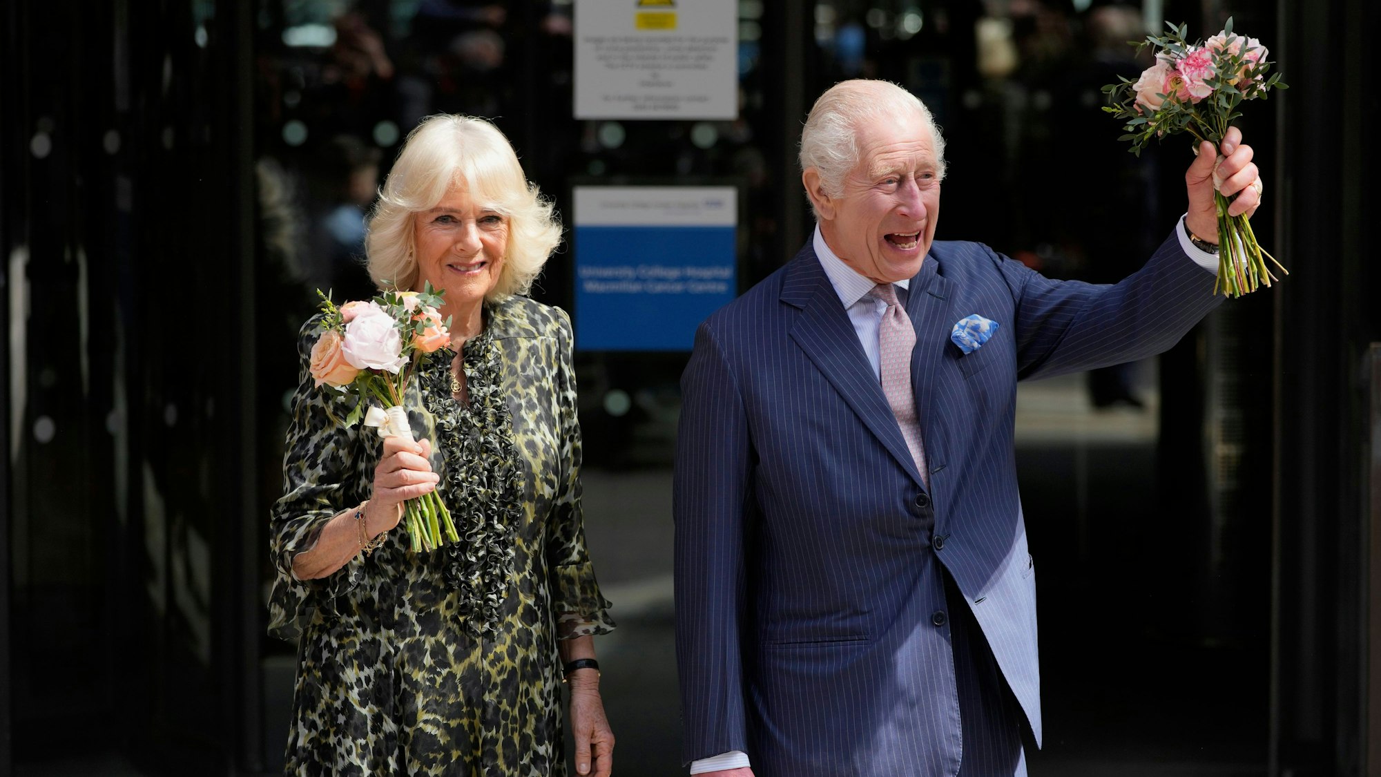 Königin Camilla und König Charles nach dem Besuch des Krebszentrums in London am 30. April.