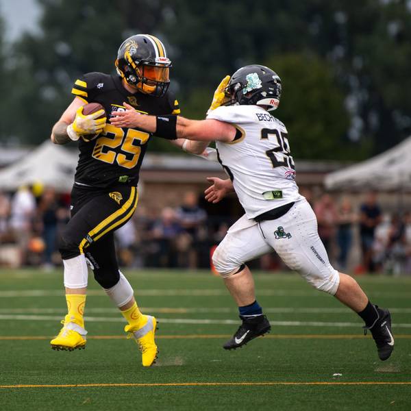Ein Spieler der Euskirchener Lions greift einem Gegner ins Gesicht.