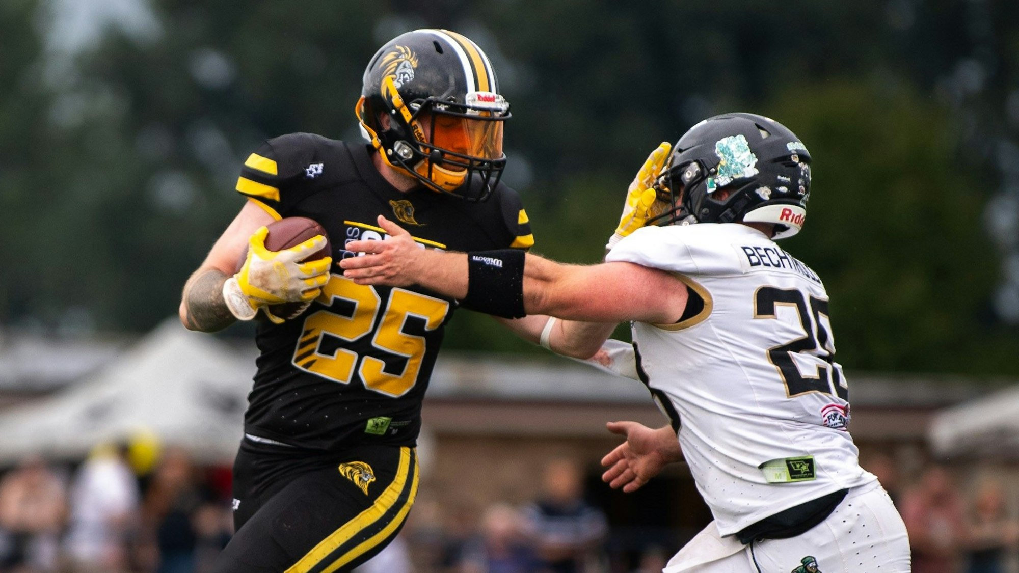 Ein Spieler der Euskirchener Lions greift einem Gegner ins Gesicht.