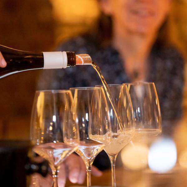Alkoholfreier Wein wird in Gläser eingeschenkt. In der Wine Bank testet eine Jury alkoholfreie Weine und Schaumweine.