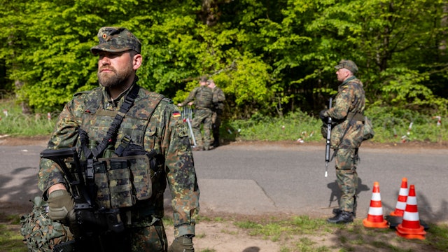 30.04.2024, Köln: Übung des Heimatschutzregimentes 2 aus Nordrhein-Westfalen in der Wahner Heide.
Foto: Michael Bause