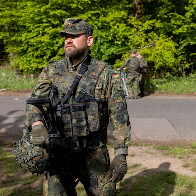 30.04.2024, Köln: Übung des Heimatschutzregimentes 2 aus Nordrhein-Westfalen in der Wahner Heide.
Foto: Michael Bause