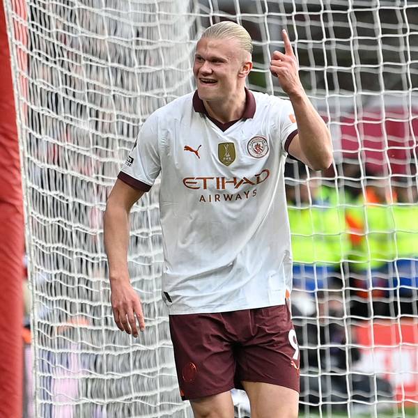 Zu sehen ist Fußball-Spieler Erling Haaland vor einem Fußball-Tor.
