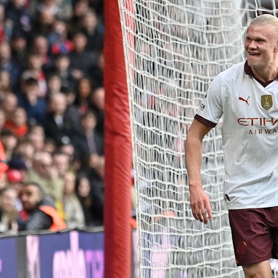 Zu sehen ist Fußball-Spieler Erling Haaland vor einem Fußball-Tor.