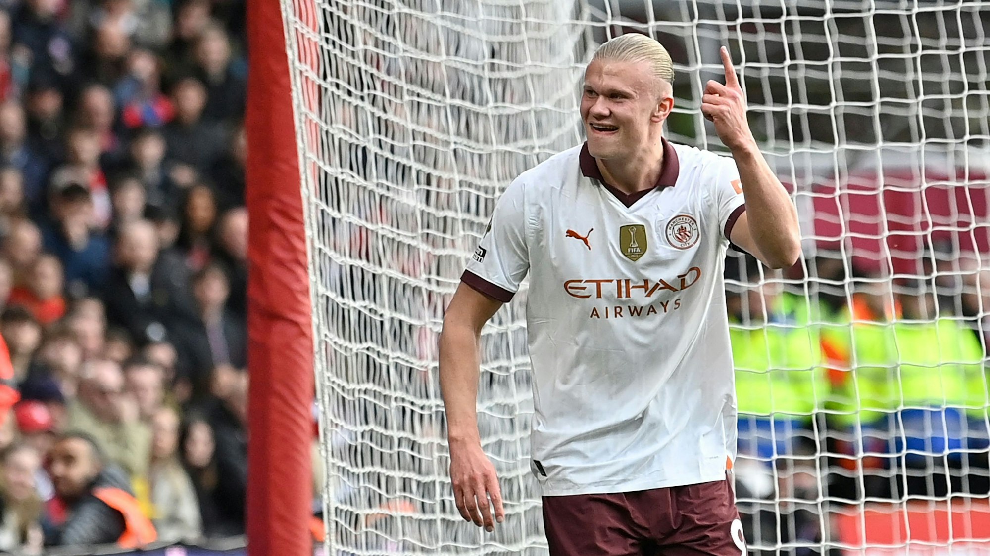 Zu sehen ist Fußball-Spieler Erling Haaland vor einem Fußball-Tor.