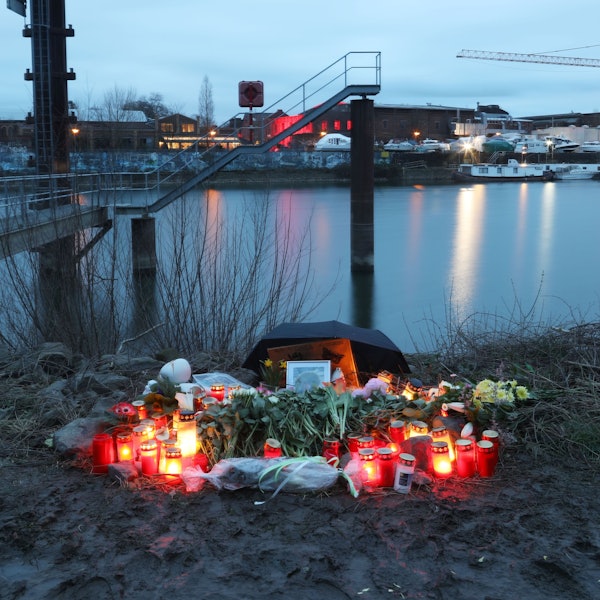 Ein Blumenmeer am Tatort im Mülheimer Hafen. Hier wurde der 15-jährige Dara K. erstochen.
