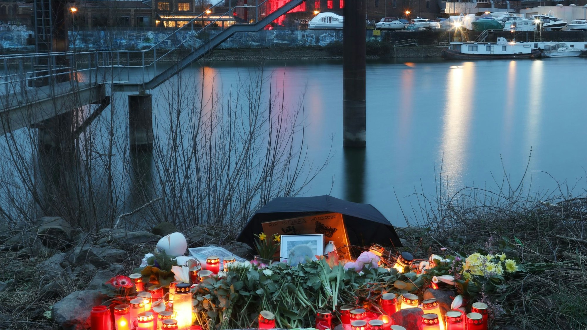 Ein Blumenmeer am Tatort im Mülheimer Hafen. Hier wurde der 15-jährige Dara K. erstochen.