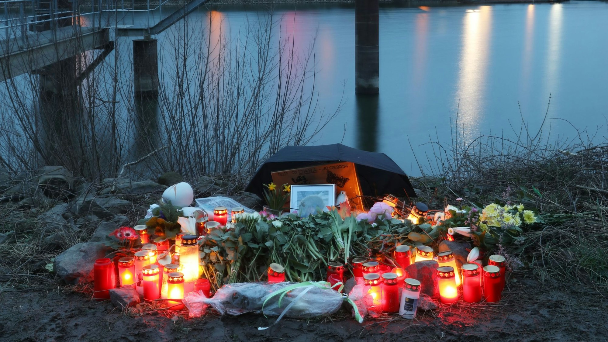 Ein Blumenmeer am Tatort im Mülheimer Hafen, wo in der Nacht zum Sonntag (10.03.2024) ein 15-Jähiger mit Messerstichen umgebracht wurde.