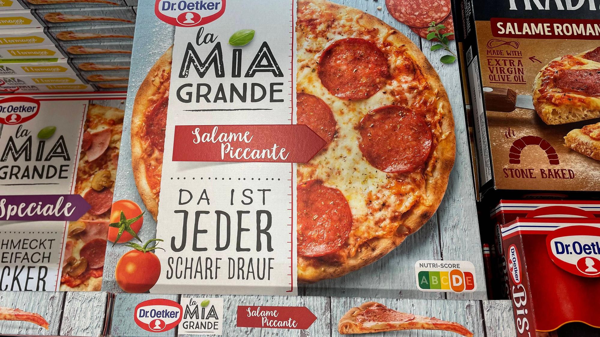 Tiefkühlpizzen liegen in einem Supermarkt-Regal. Um einen Bericht über angebliche „Staatsrezept“-Pläne von Cem Özdemir gibt es Wirbel. (Archivbild)