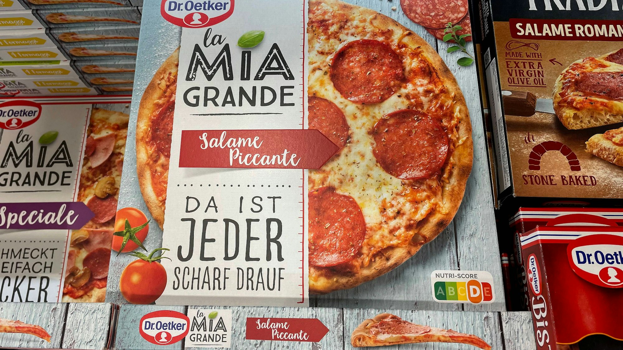 Tiefkühlpizzen liegen in einem Supermarkt-Regal. Um einen Bericht über angebliche „Staatsrezept“-Pläne von Cem Özdemir gibt es Wirbel. (Archivbild)