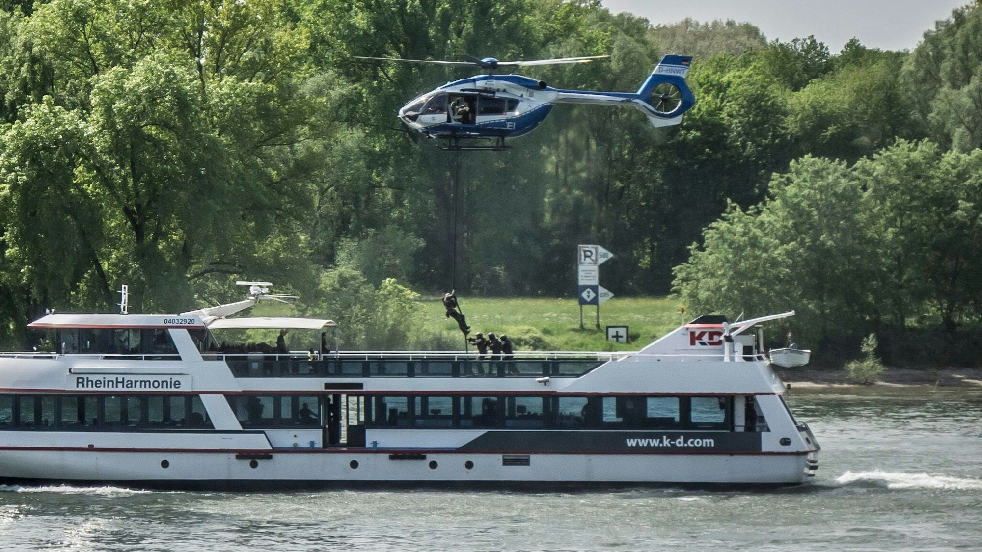 Polizeiübung: Das Entern eines Schiffs, nahe Chempark und Rheinbrücke.