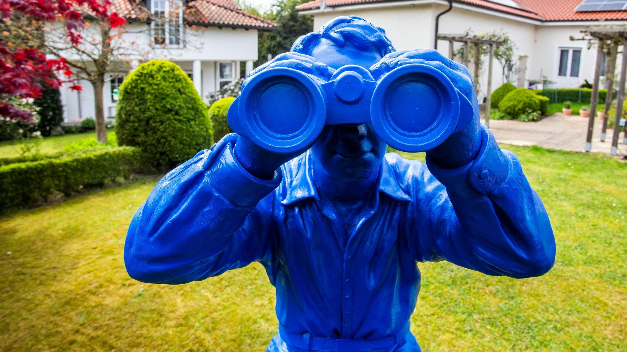 „Weltanschauung“ heißt eine Werkreihe von Ottmar Hörl mit blauen Figuren. Einige davon sind nun in Waldbröl bei der Stiftung Lange & Bosbach zu sehen, wenn dort die Offene Gartenpforte ins Grüne lockt. Unser Foto zeigt ein Exemplar davon.