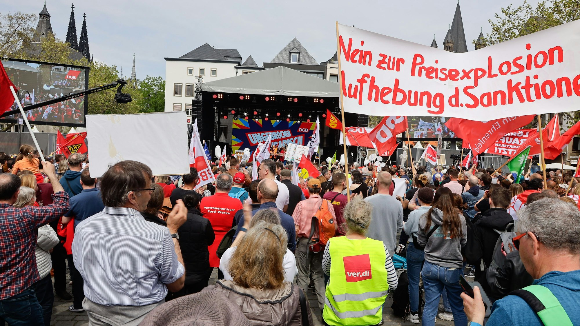 Demonstranten stehen auf dem Heumarkt