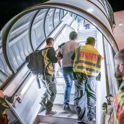 Polizeibeamte begleiten einen Afghanen zur Abschiebung in ein Charterflugzeug.
