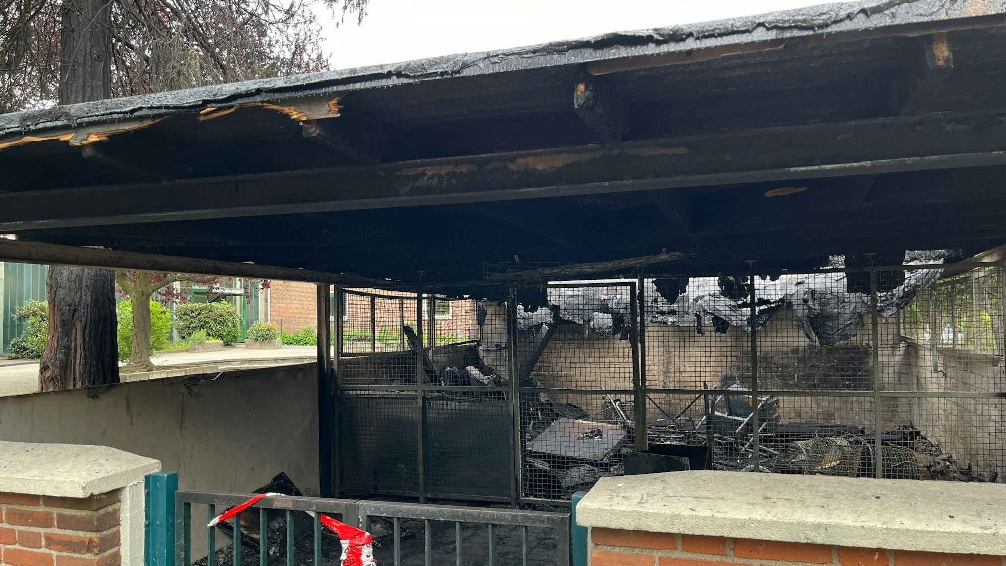 Ein ausgebrannter Unterstand an einer Grundschule.
