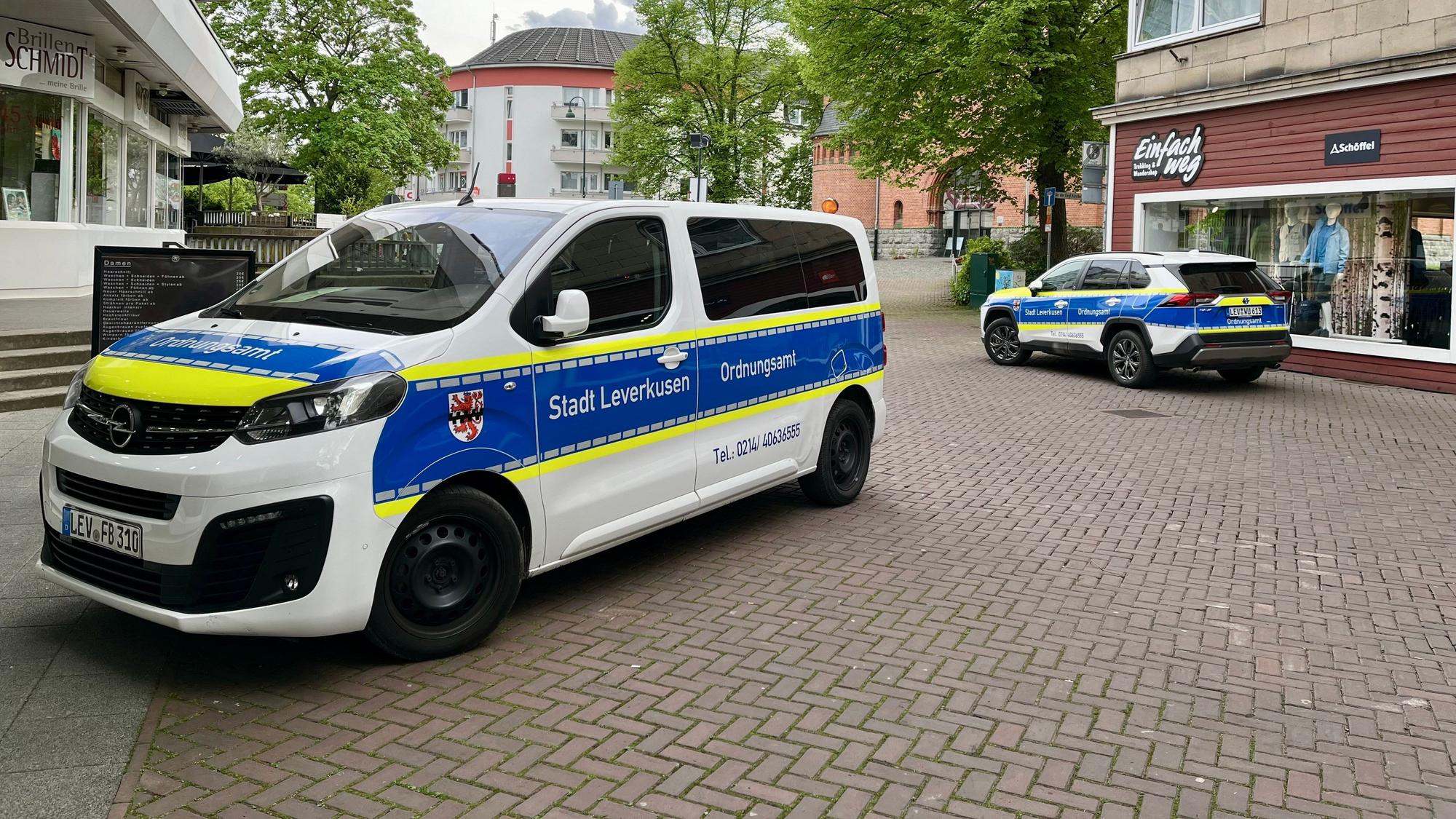 Einsatzkräfte des Kommunalen Ordnungsdiensts (KOD), des Bürgerbüros, der Ausländerbehörde, des Jobcenters und der Feuerwehr sowie der Polizei haben am Donnerstag, 9. Juli, in Leverkusen sechs sogenannte „Problemimmobilien“ überprüft.