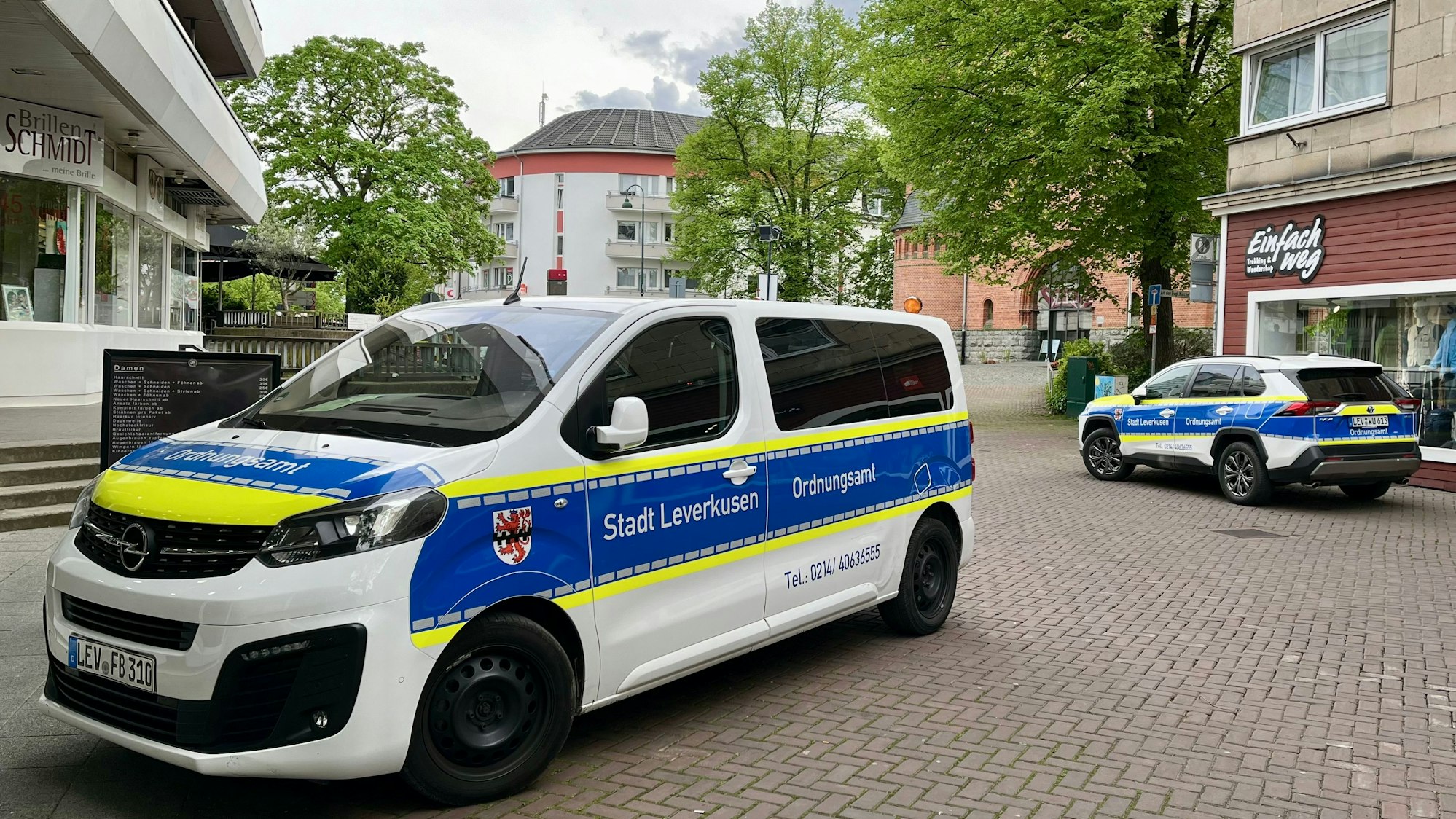 Zwei Autos des Kommunalen Ordnungsdienstes in der Wiesdorfer Fußgängerzone.