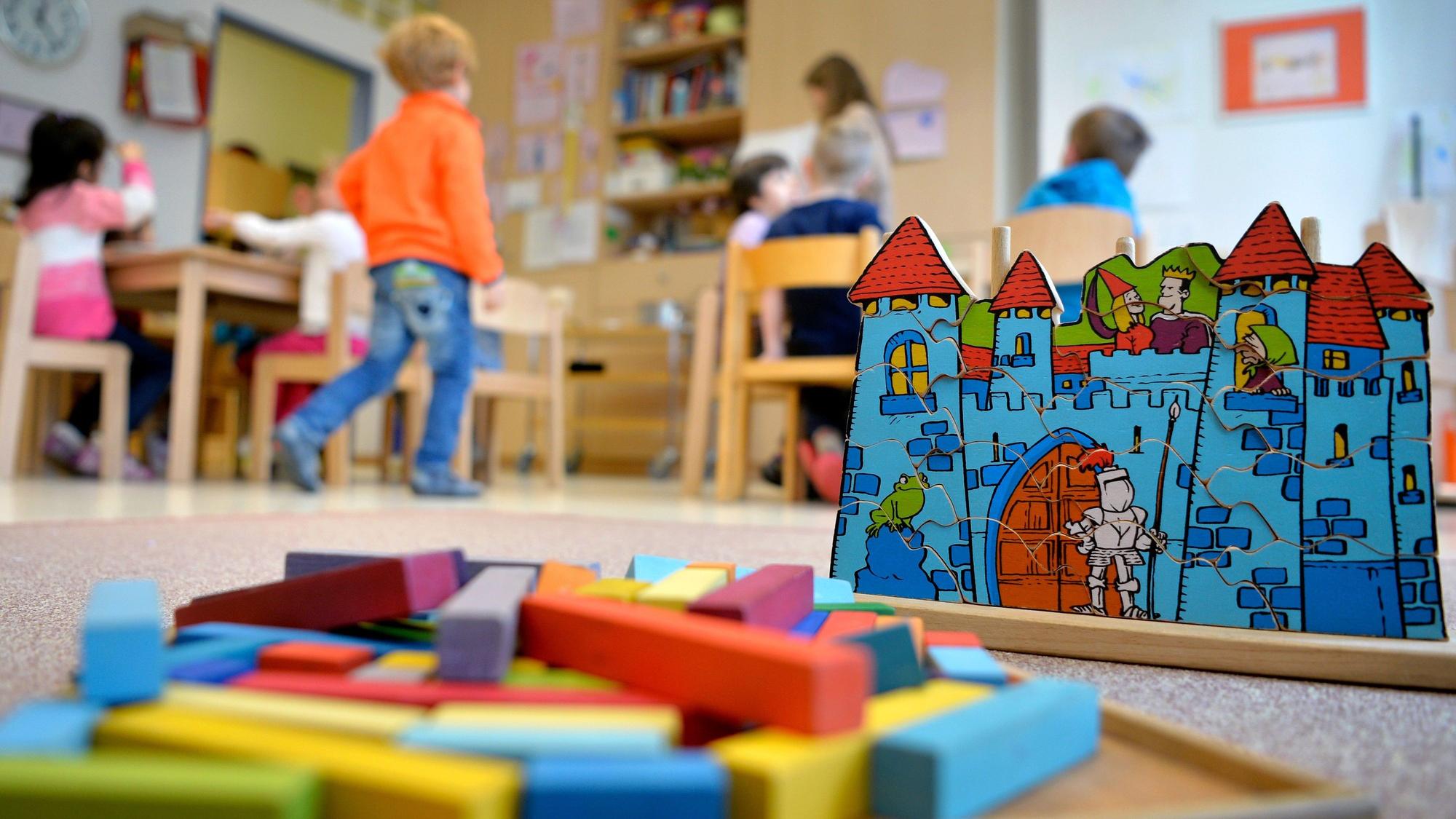 Spielzeug liegt in einer Kindertagesstätte auf dem Boden.