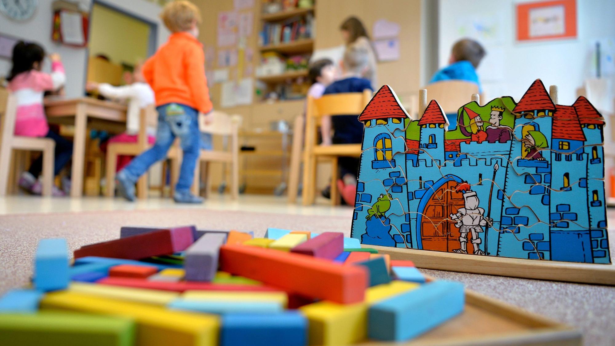 Spielzeug liegt in einer Kindertagesstätte auf dem Boden.