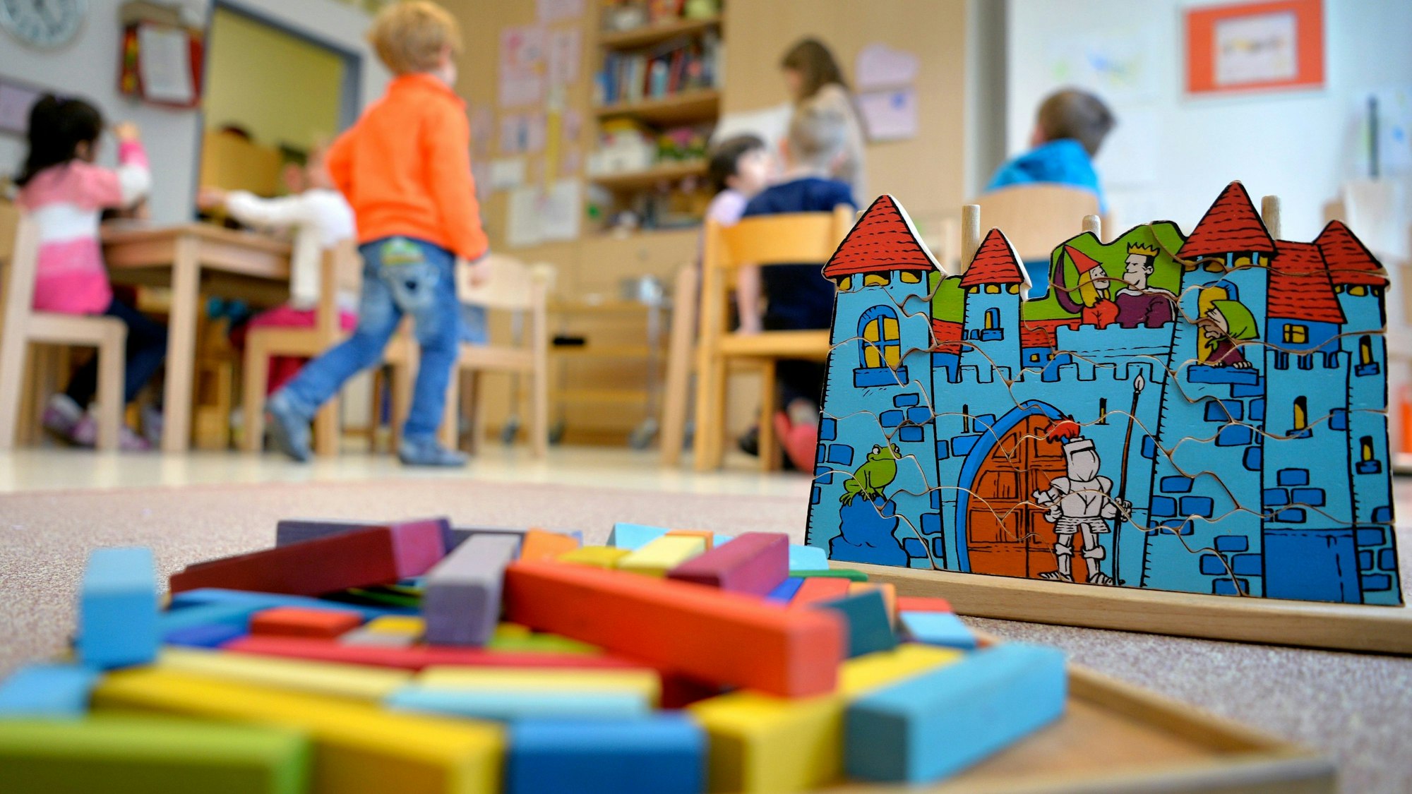 Spielzeug liegt in einer Kindertagesstätte auf dem Boden.